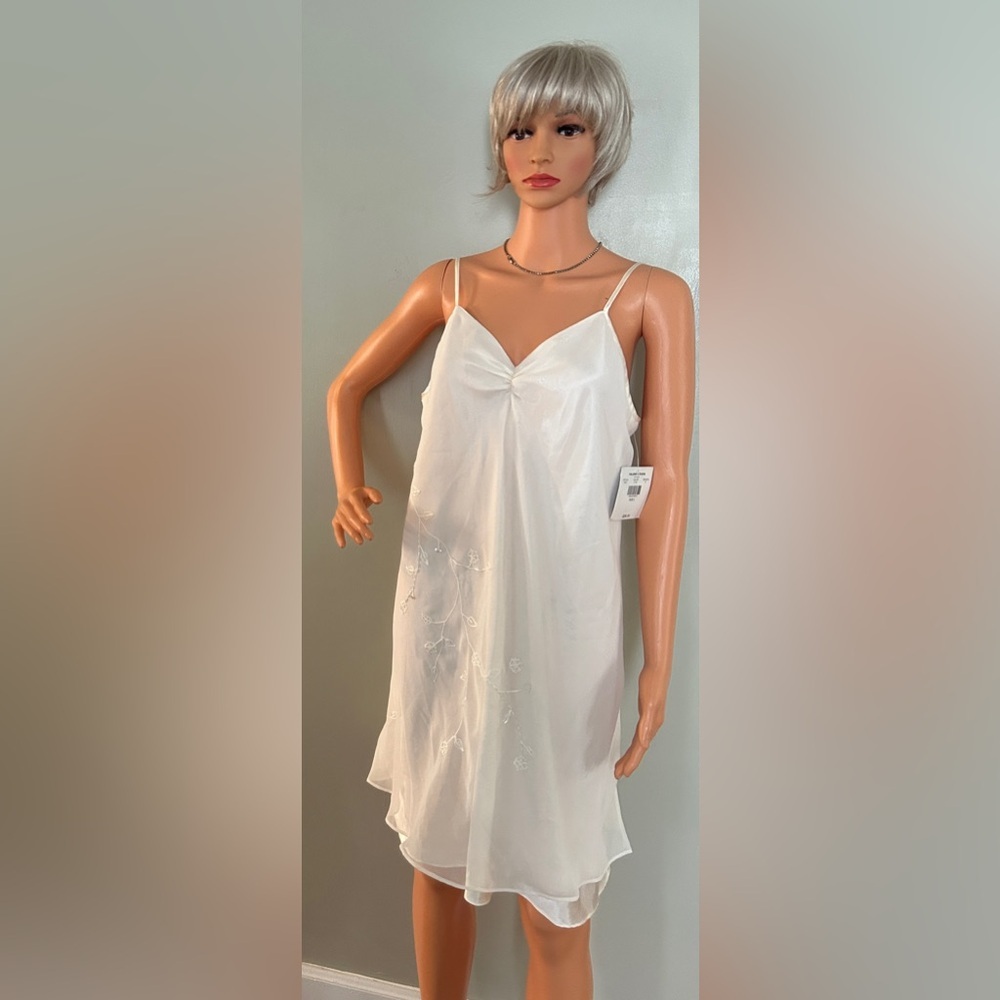 Valerie Stevens White Floral Nightgown